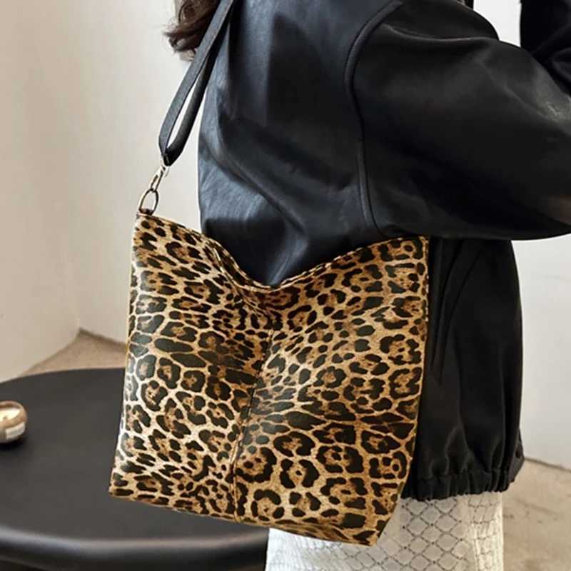 Neutral Style Bags Are Suitable for Daily Commuting and Going to School They Come in Single-Shoulder and Crossbody StylesW251106