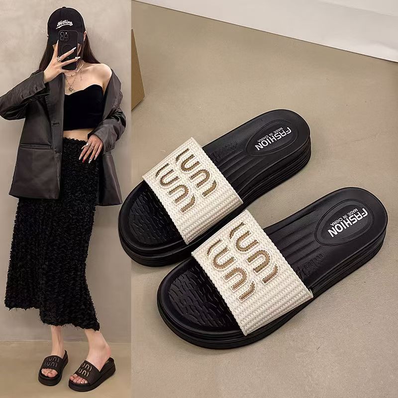 The New Designer Women's Summer Outdoor Luxury Slippers For 2025 Feature Thick-soled And Anti-slip All-soft-soled Beach Sandals In A Trendy Red C