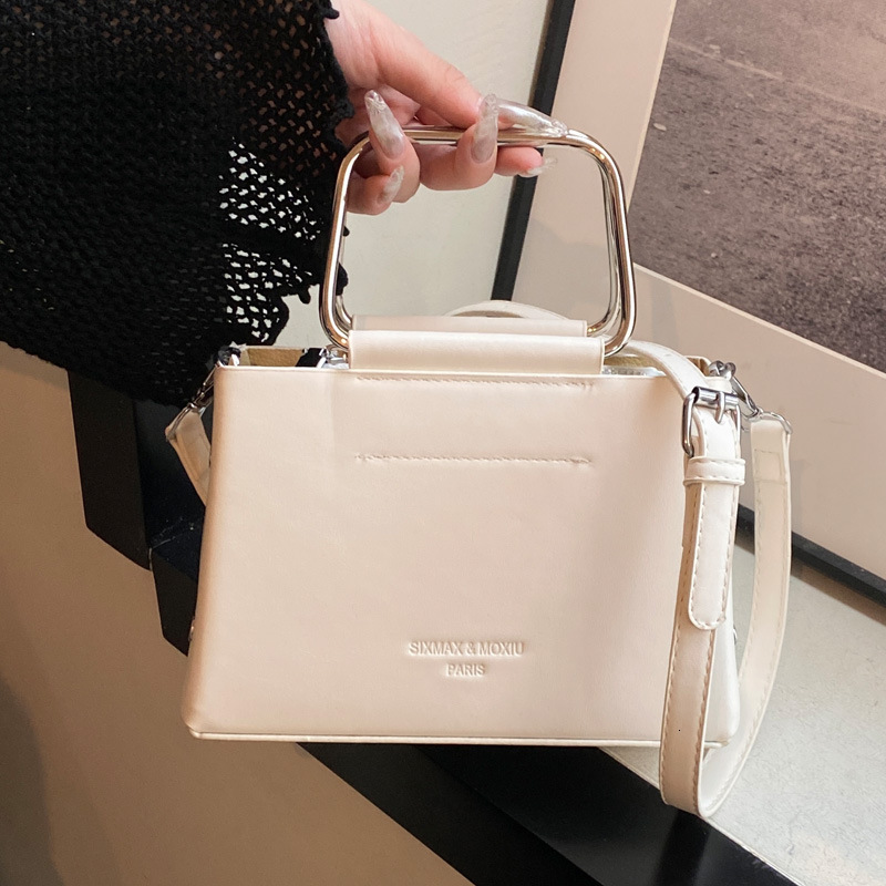 2025S Designer Women S Bag Hand Carried Large Fashionable Women S Texture Crossbody Summer New Ins Small Square Commuting Korean Version Shoulder Bag