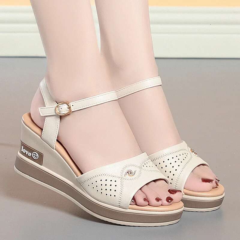 2025 Summer New Women's Sandals Casual Designer Fashion Flat Shoes Genuine Leather Women's Wedge Soft Bottom Comfortable Butterfly Hollow Br