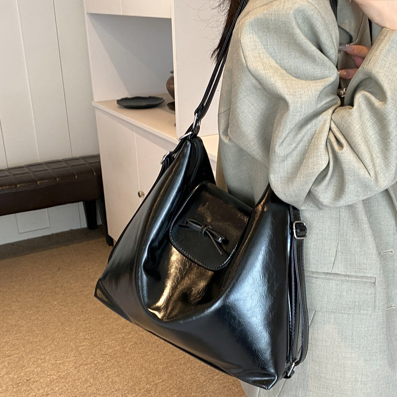 2025S Designer Women S Bag Large Capacity Underarm Bag For Bags New Fashionable Simple Tote Women S Bag Casual And High End Backpack