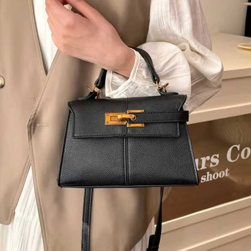 High-end Gold Lock Luxury Handbag Jw New Trapezoidal Messenger Bag Unique Design Brand Commuting Fashion Women Crossbody BagW251106