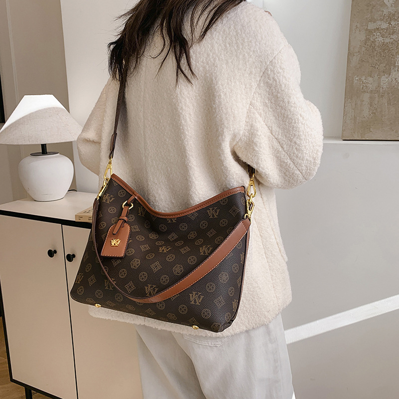 Free shipping single shoulder underarm bag large capacity Tote bag women's new temperament single shoulder commuter bag crossbody bag