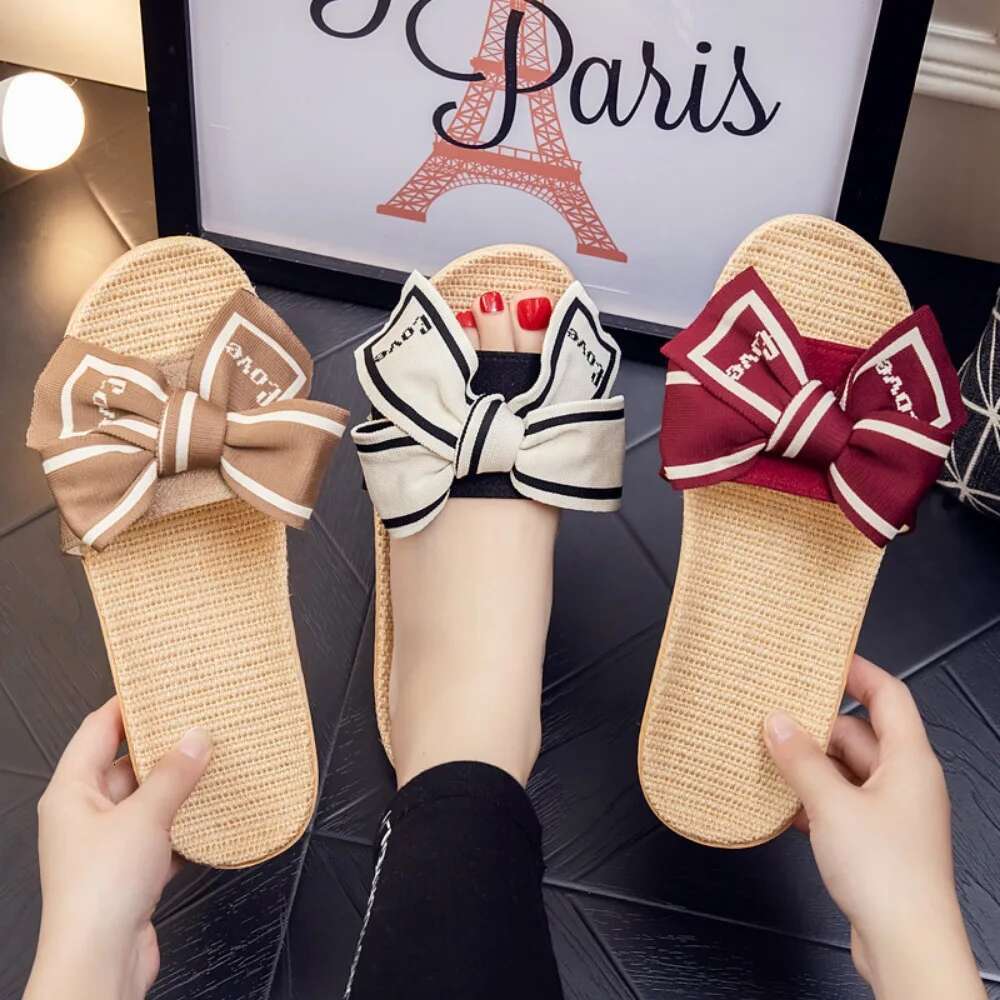 2025 Summer New Women's Home Soft Bottom Anti slip Lightweight Silent Interior Designer Fashion Slippers Sandals