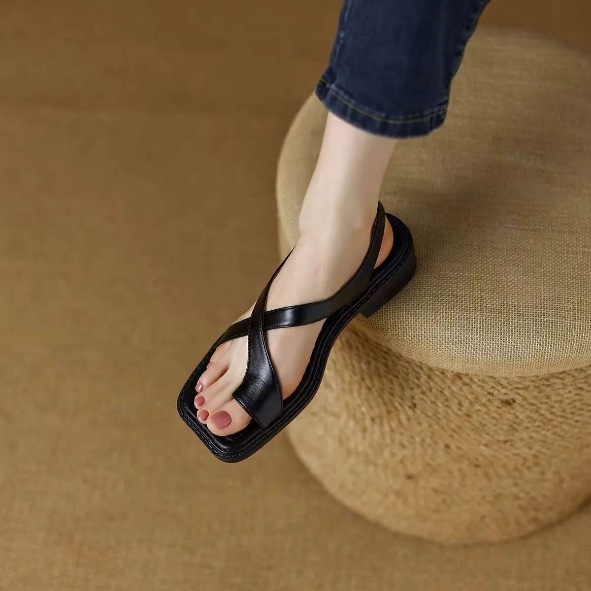 2025 Summer New Flat Roman Style Designer Fashion Sandals with Anti slip Rubber Sole Women's Shoes