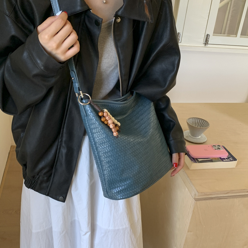 New winter fashion woven texture handbag, Korean retro bucket bag, trendy and versatile women's shoulder bag, luxurious designer bag