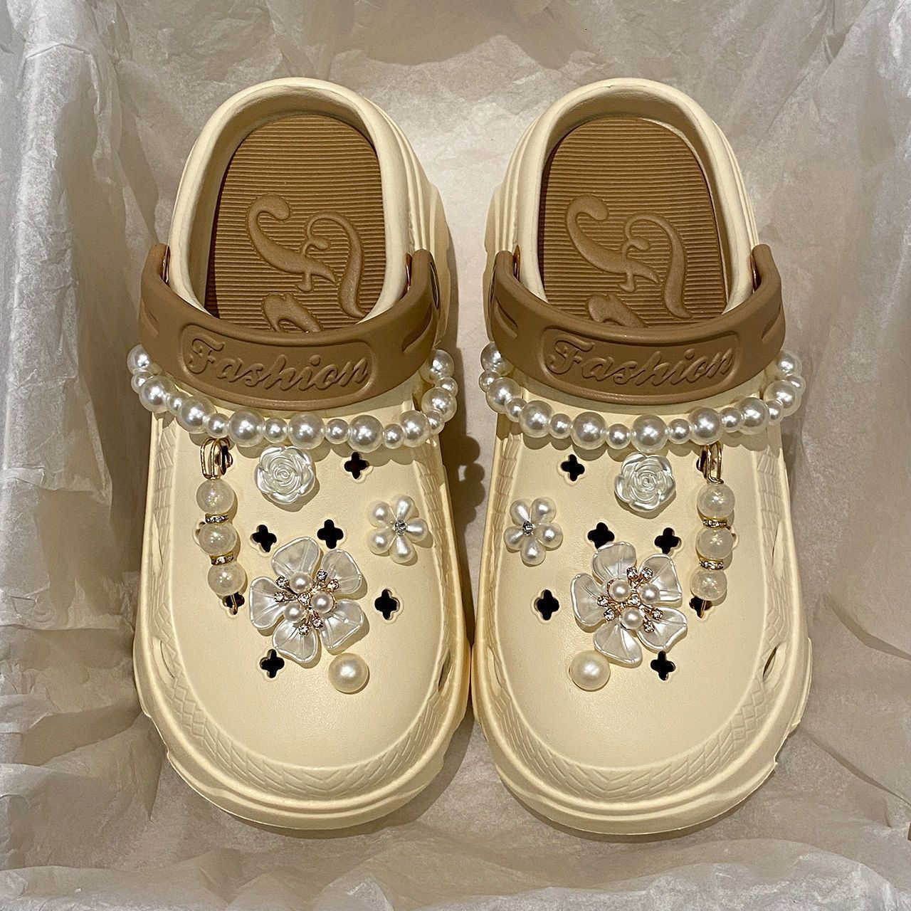 Slippers for ladies, paired with a new style of indoor anti-slip couple thick-soled shoes with a squatting sensation and hole design, suitable for sum