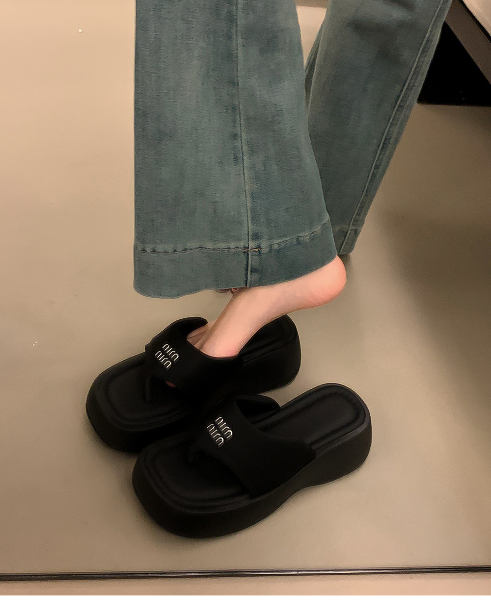 designer shoes 2025 new Women's summer outdoor thick-soled flip-flop sandals match with skirts height increasing black beach slipper sandals