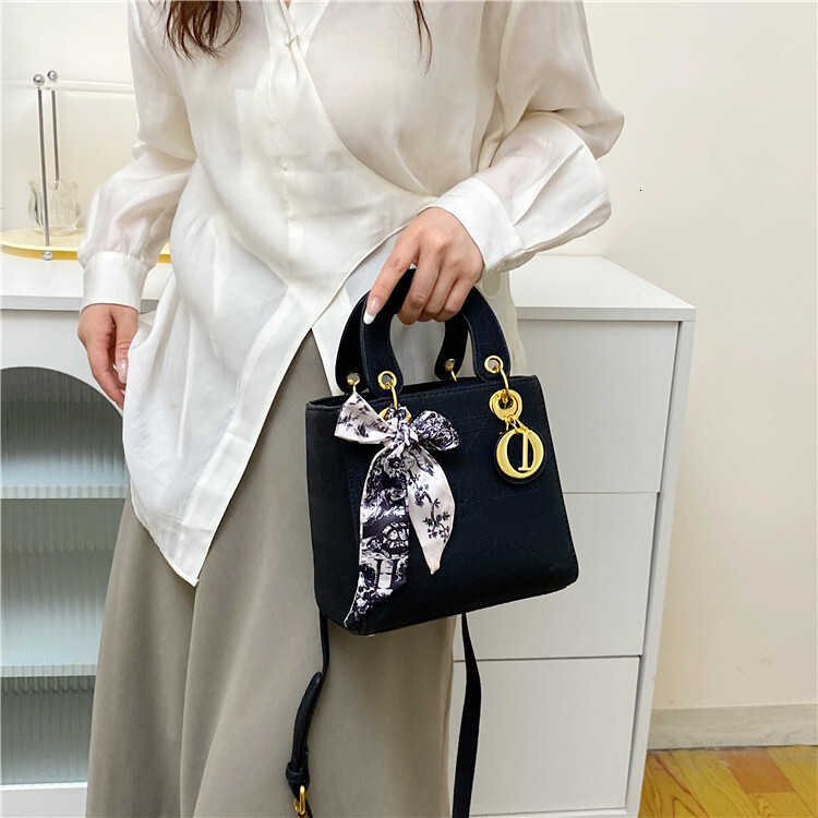 S 2025S Designer High End Light Daifei Handbag For Women New Single Shoulder Crossbody Bag With Versatile Texture Heavy Duty Embroidery Hand Held