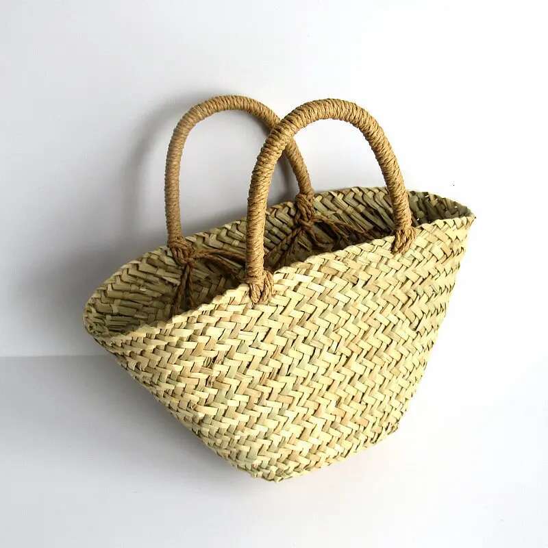 2025 New triangular grass Oblique weave handbag straw children's basket pastoral style small photo decoration bag