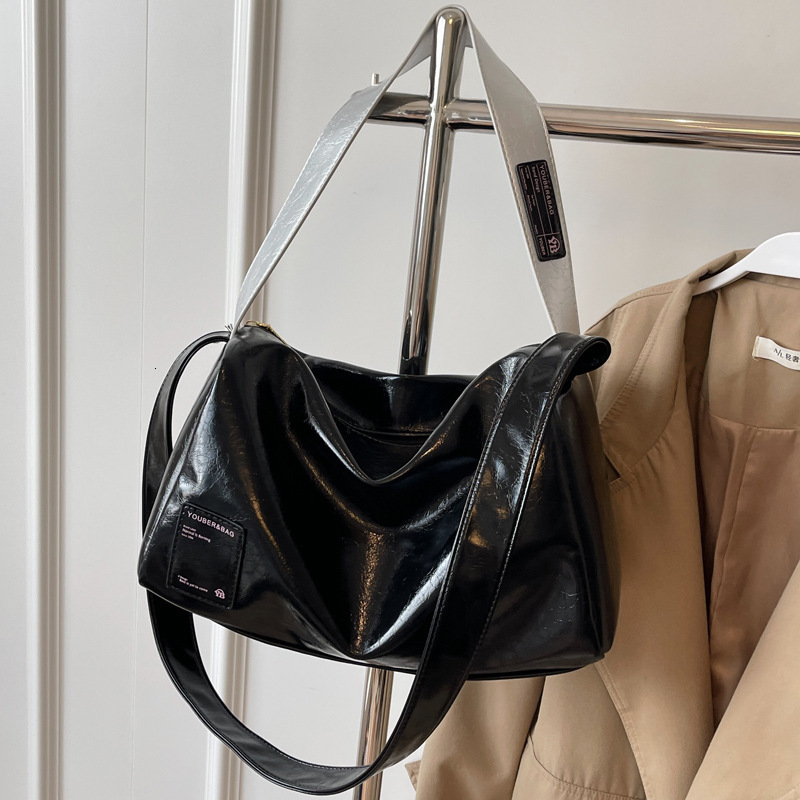 2025S Designer Women S Bag Bag For Women Short Distance Travel Shoulder New Fashion Sense Women S Large Capacity Simple Crossbody Bag