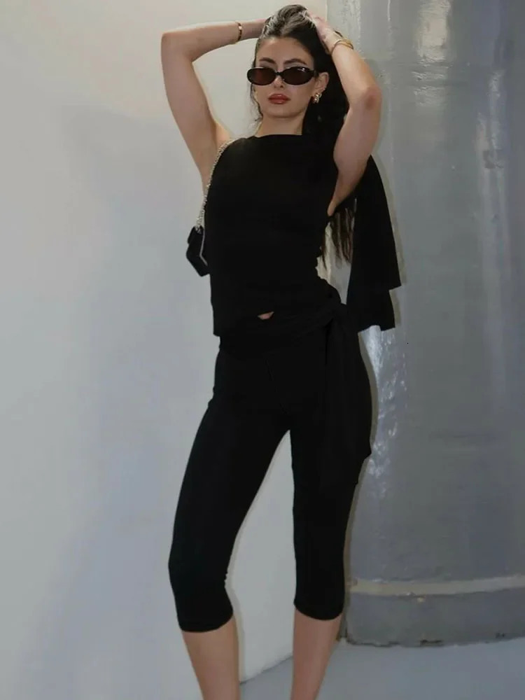 White shorts 2-piece set for women ultra-thin pleated fashionable cut top and high waisted shorts set for womens shoulders 250402