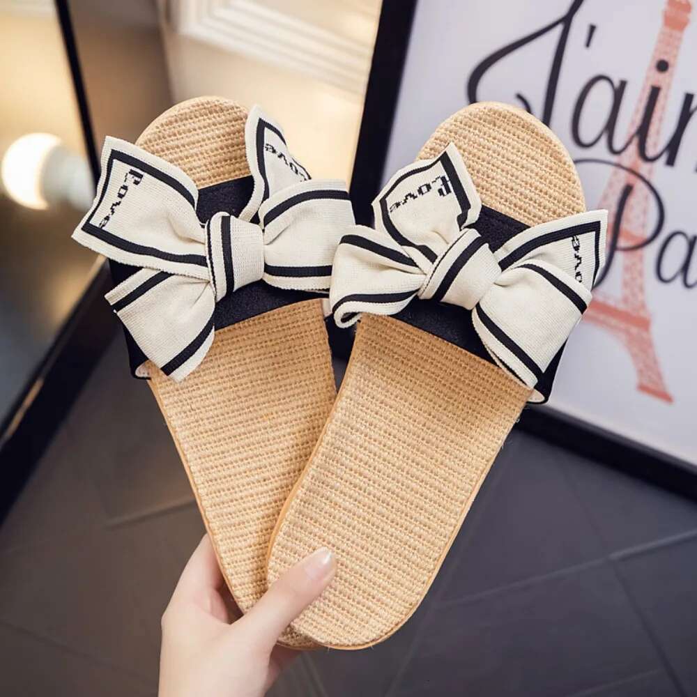 2025 Summer New Women's Home Soft Bottom Anti slip Lightweight Silent Interior Designer Fashion Slippers Sandals