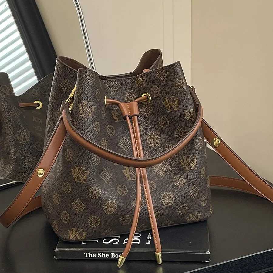 2025 New Fi Water Bucket Bag - Wens Crossbody/Shoder Bag Versatile Stylish Premium Leather Casual Work Handbag Y251106