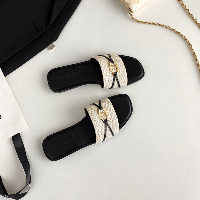 Ladies 2025 summer new fashion good-looking flip-flops wear French flat beach lazy slippers casual sandals beach shoes
