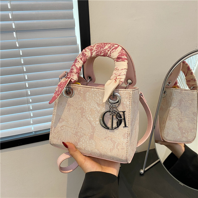 S 2025S Designer High End Light Daifei Handbag For Women New Single Shoulder Crossbody Bag With Versatile Texture Heavy Duty Embroidery Hand Held