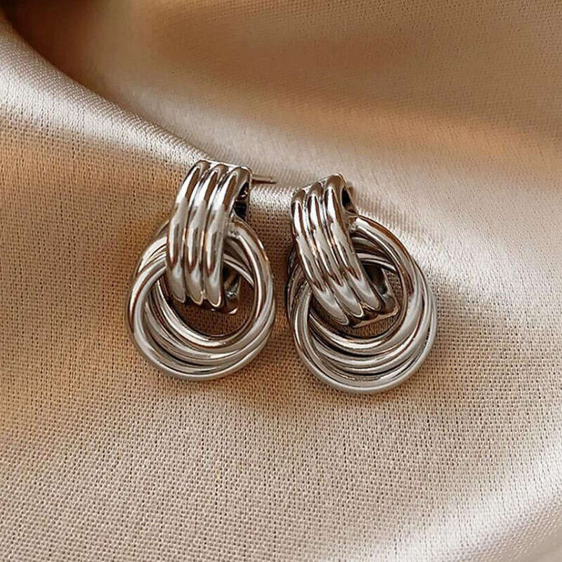 Earrings Designer Luxury earring Silver Needle Metal Wrapped Hollow Oval Light Luxury High end Sense Stud Vintage Versatile Jewelry Gift