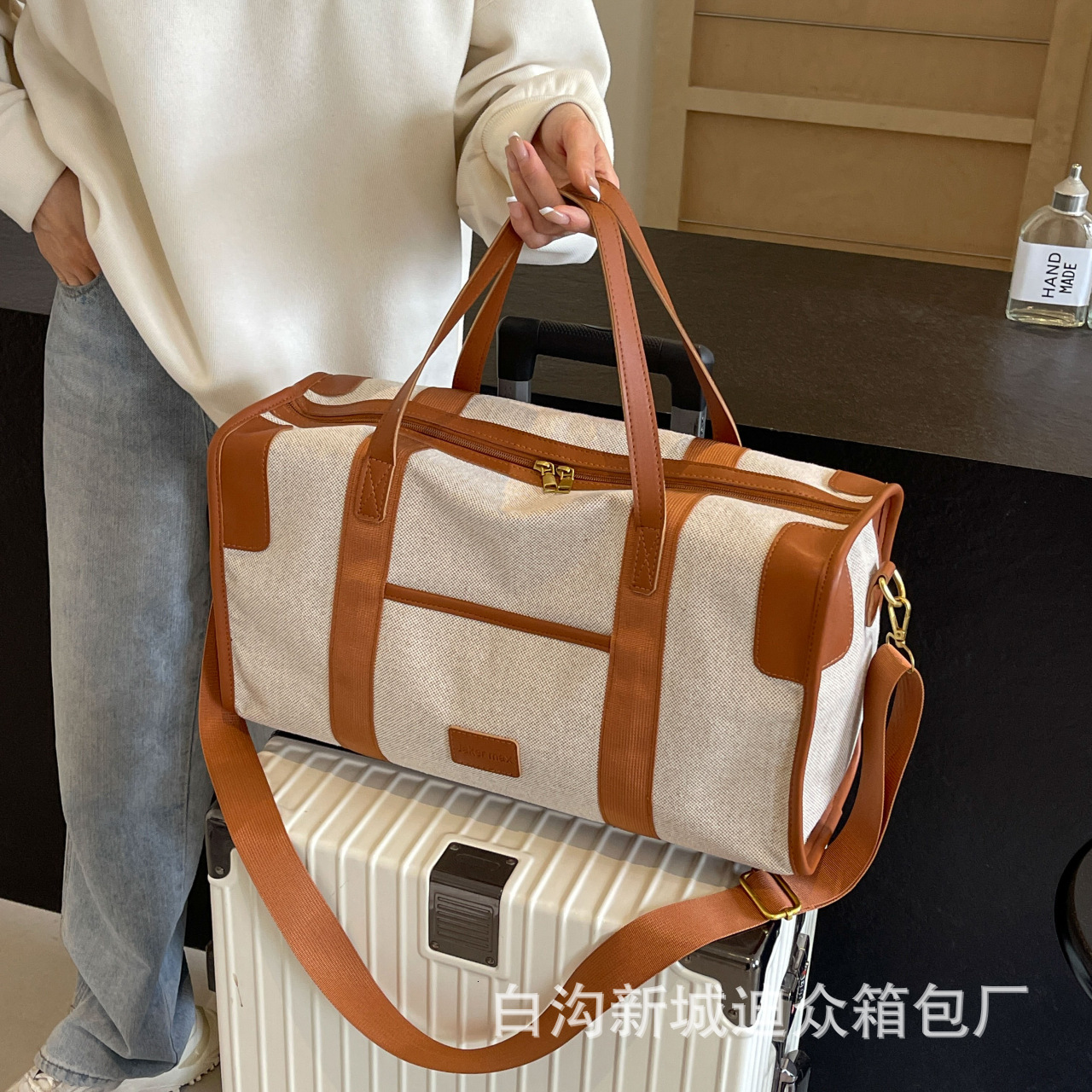 2025S Designer Women S Bag Large Capacity Hand Held Short Distance Women S Lightweight Luggage Bag Men S Leisure Travel Storage Commuting Business Tri