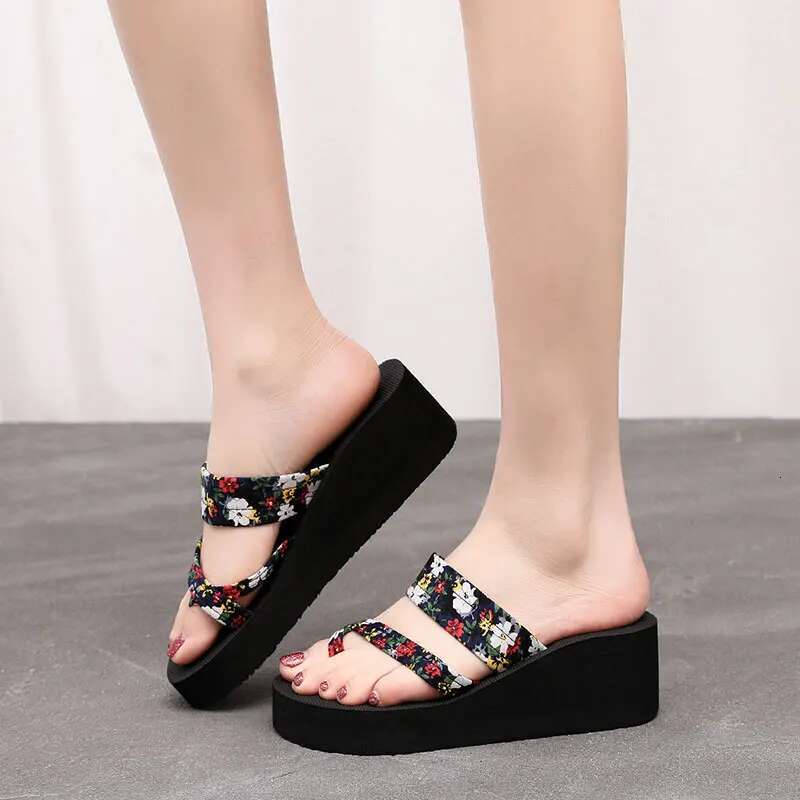 2025 Summer New Toe Protective Slippers Women's Shoes 2.1-inch Slope Heel Designer Fashion Sandals Beach Slippers Comfortable