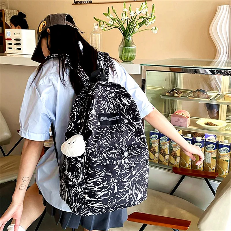 Fashionable and printed commuting backpack suitable for middle school students travel and leisure backpacks with large capacity 250402
