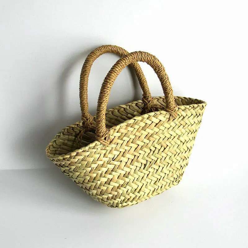 2025 New triangular grass Oblique weave handbag straw children's basket pastoral style small photo decoration bag