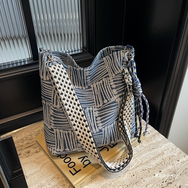 designer bag women's large capacity wide strap single shoulder crossbody bag niche autumn and winter canvas bag coachtotebag