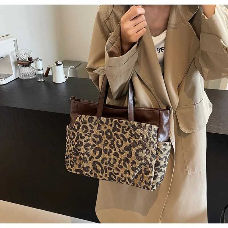 Minimalist High-End Unique Leather Bag Elegant Classic Designer Paris Fashion Large Capacity For Women Solid Color ShopperW251106