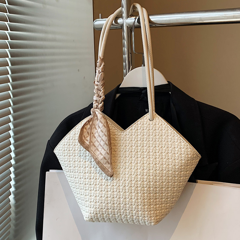 2025S Designer Women S Bag Large Capacity Crossbody Women In The New Summer Of With A High End Feel For Commuting To Work Single Shoulder Heart Shaped
