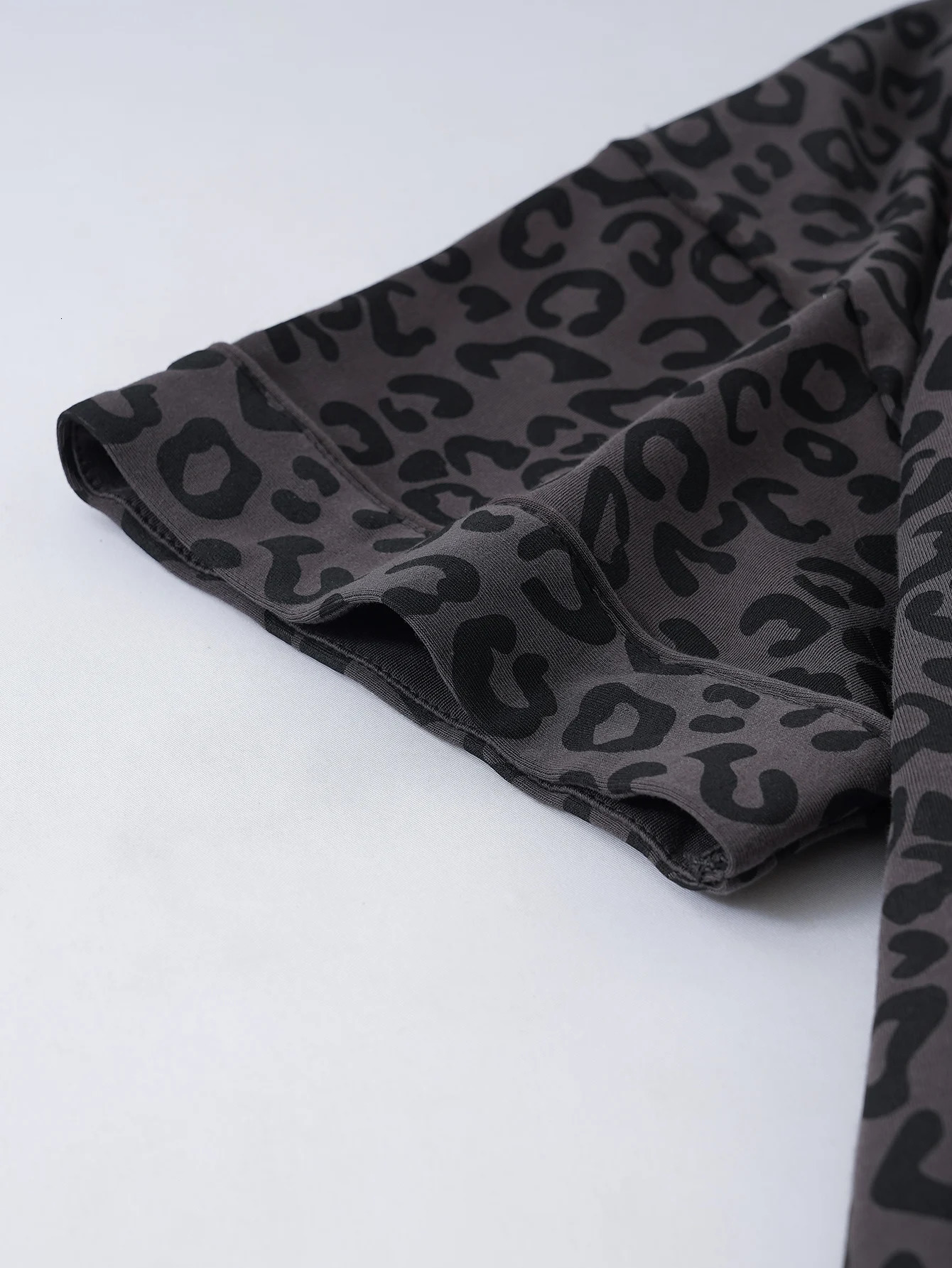 Womens Leopard Print Pajamas with Breast Pads and Flap Pocket Pantss Trendyy and Fashionable 2025 Lapel Short-Sleeved Shi 250402