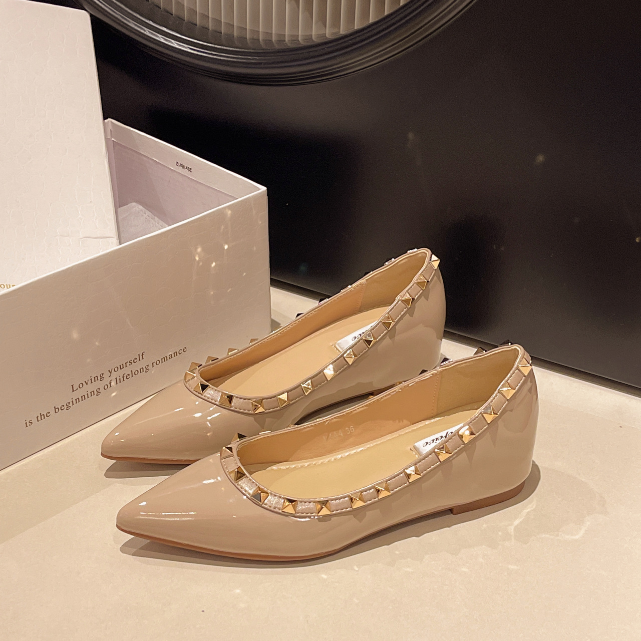 free Shipping Designer Sharp pointed sandals Shallow mouth sandals Flat slipper shoes Versatile outdoor single shoes hot