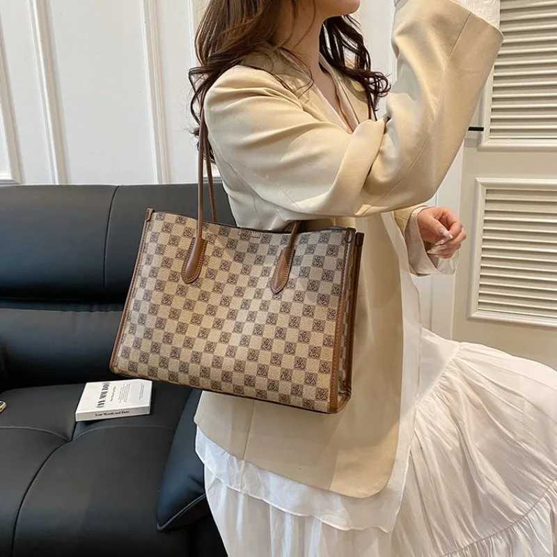 2025 New Artistic European Style Shoulder Bag - High-End Exquisite Creative Crossbody Bag for LadiesW251106