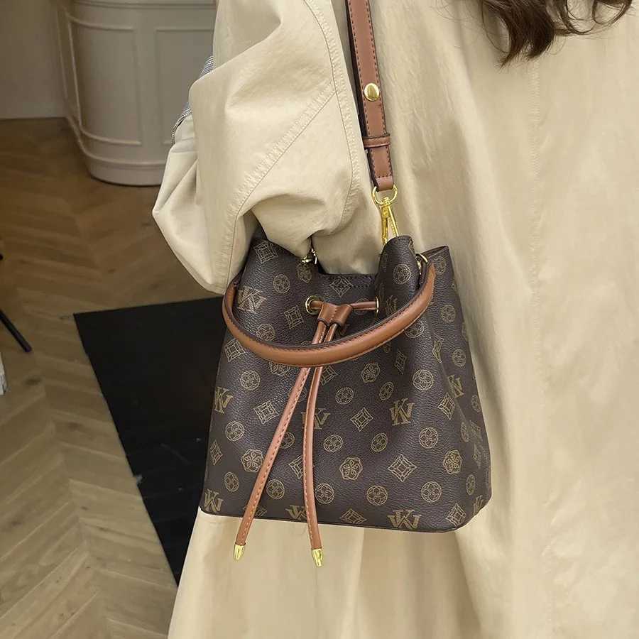 2025 New Fi Water Bucket Bag - Wens Crossbody/Shoder Bag Versatile Stylish Premium Leather Casual Work Handbag Y251106