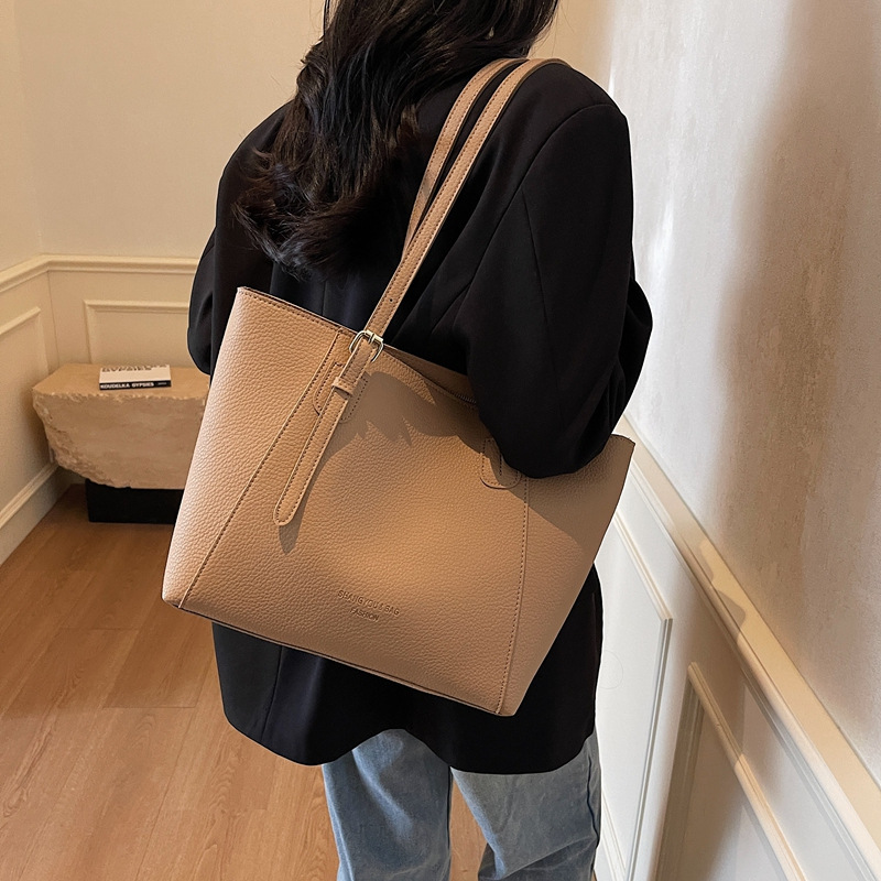 New fashion bag women's large capacity soft surface women's bag foreign texture small public Tote shoulder bag 2025s hot