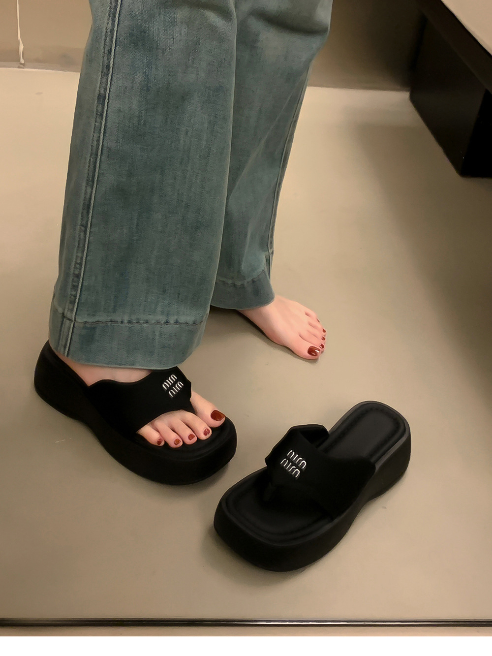 designer shoes 2025 new Women's summer outdoor thick-soled flip-flop sandals match with skirts height increasing black beach slipper sandals