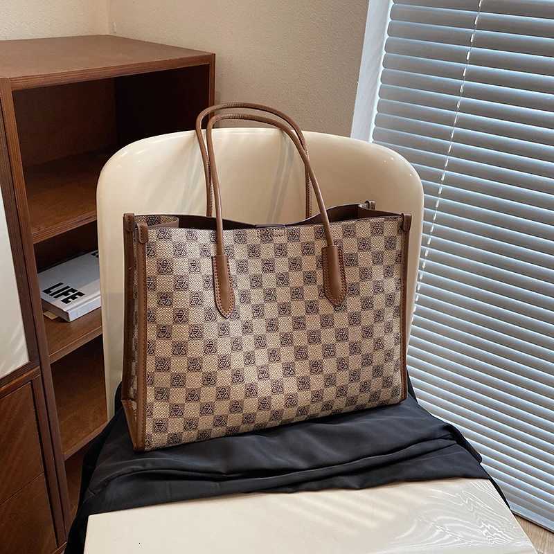 2025 New Artistic European Style Shoulder Bag - High-End Exquisite Creative Crossbody Bag for LadiesW251106