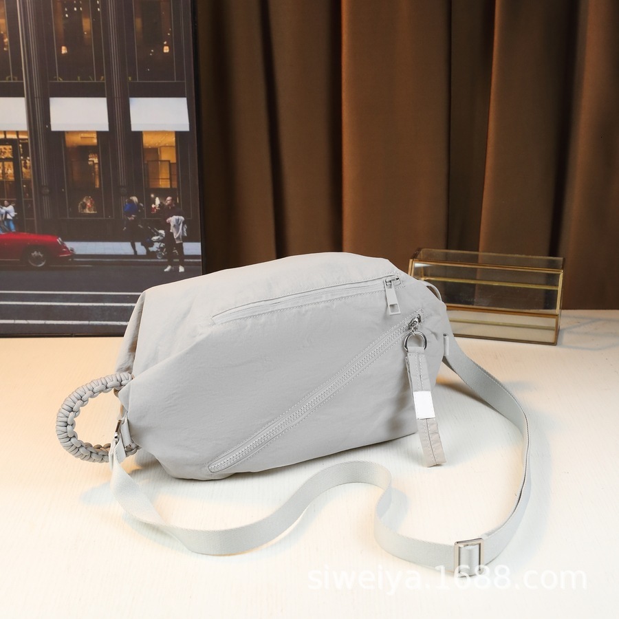 Fashionable New Women's Large Capacity Nylon Crossbody Chest Casual Lightweight Sports Style Shoulder Fabric Bag Trend