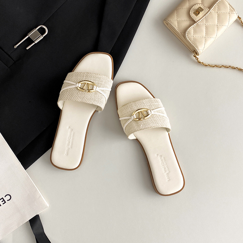 Ladies 2025 summer new fashion good-looking flip-flops wear French flat beach lazy slippers casual sandals beach shoes