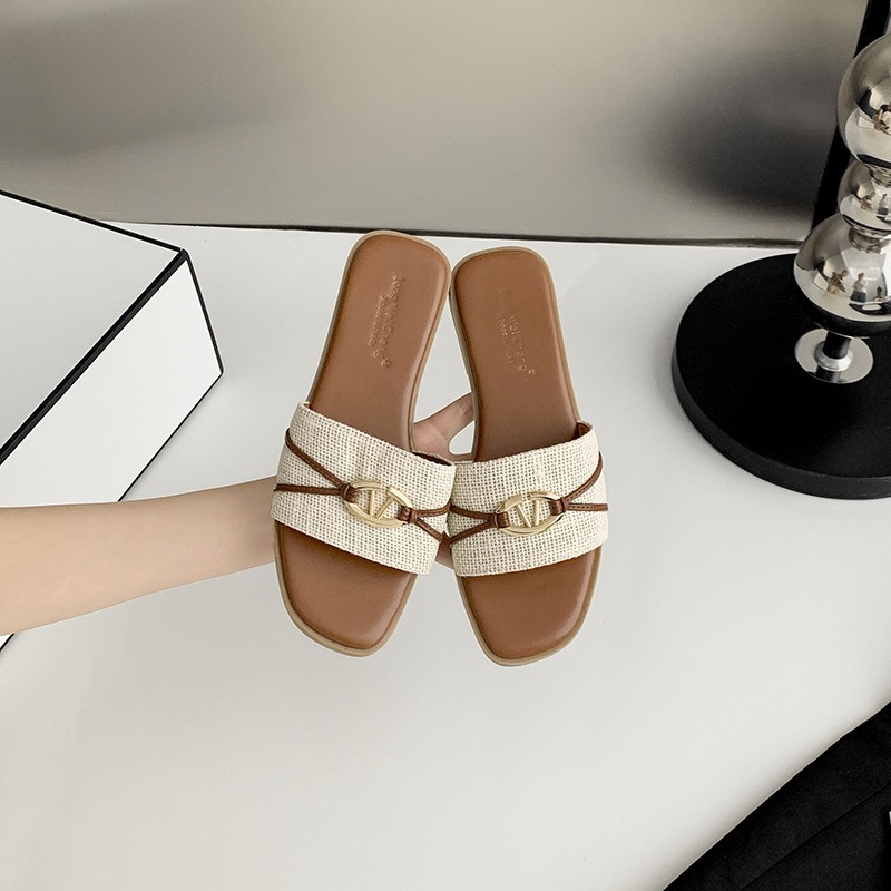 Ladies 2025 summer new fashion good-looking flip-flops wear French flat beach lazy slippers casual sandals beach shoes
