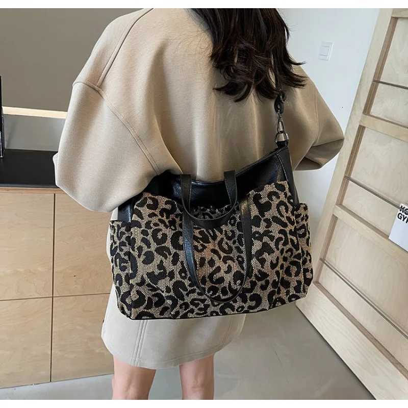 Minimalist High-End Unique Leather Bag Elegant Classic Designer Paris Fashion Large Capacity For Women Solid Color ShopperW251106