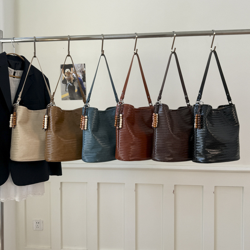 New winter fashion woven texture handbag, Korean retro bucket bag, trendy and versatile women's shoulder bag, luxurious designer bag