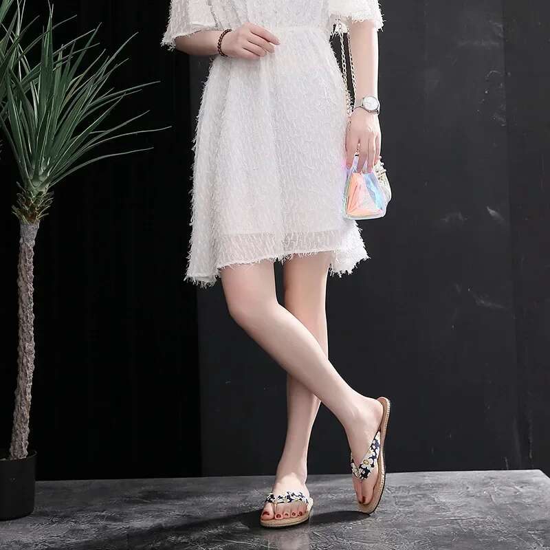 2025 Summer New Woven Beach Flip Soft Bottom Anti slip Designer Fashion Flat Shoes Outdoor Simple Bohemian Style Women's Indoor Bathroom Shoes