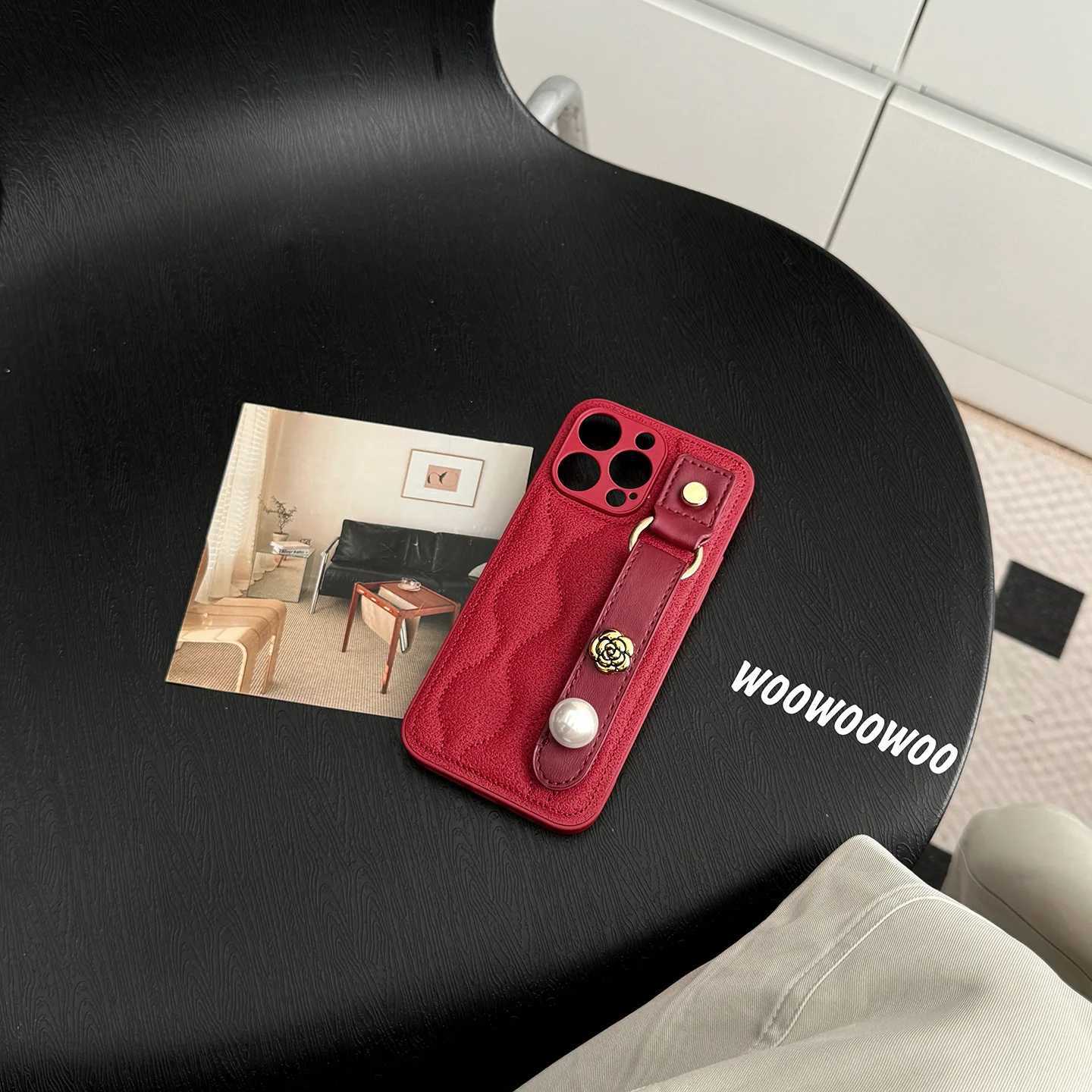 The New Model Is Suitable for iPhone 15 Camellia Pearl Wristband Phone Case 14 Promax Crossbody 13pro Leather 12protection Cover J251202