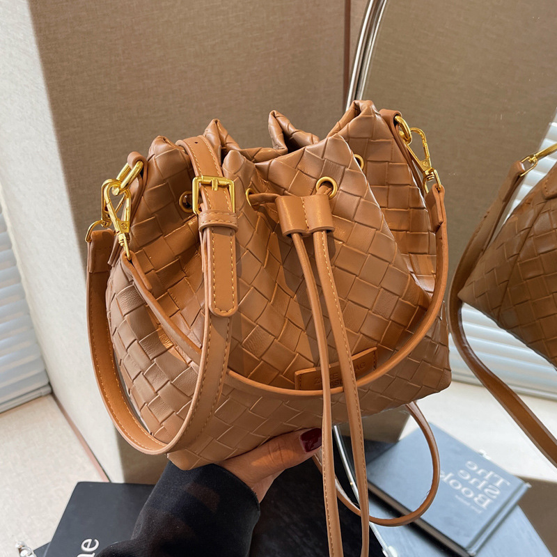 2025S Designer Women S Bag Korean Version Drawstring Crossbody For Women S Casual Woven Handbag Spring New Minimalist One Shoulder Bucket Bag