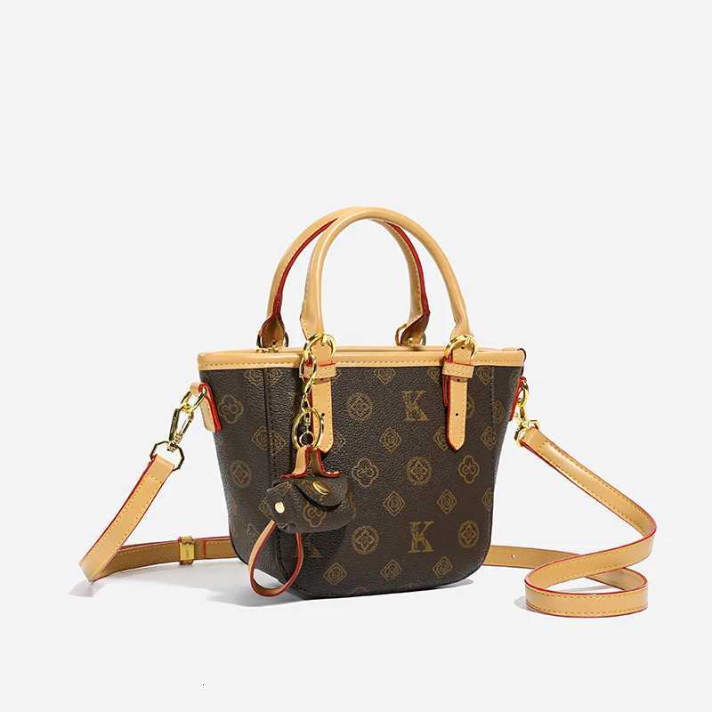 Classic Leather Shoulder Bag For Women By Top Luxury Designer Elegant Messenger Design With Zipper Closure HandbagsW251106