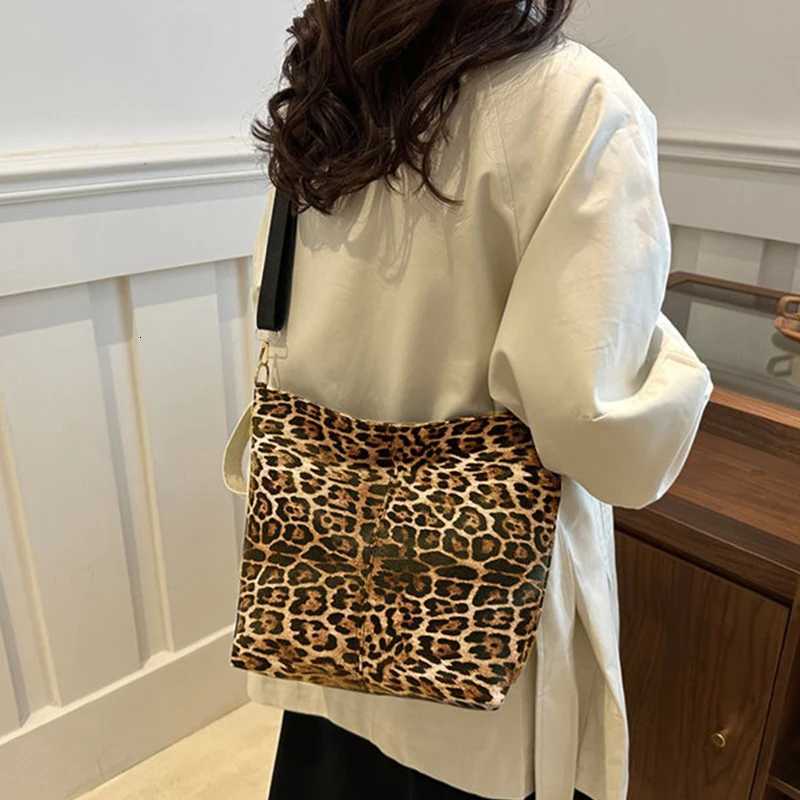 Neutral Style Bags Are Suitable for Daily Commuting and Going to School They Come in Single-Shoulder and Crossbody StylesW251106