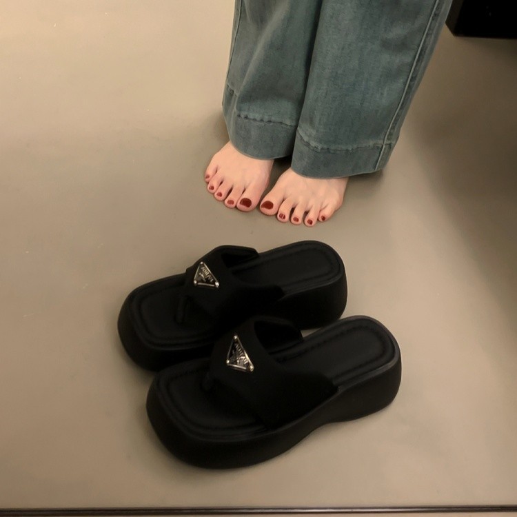 designer shoes 2025 new Women's summer outdoor thick-soled flip-flop sandals match with skirts height increasing black beach slipper sandals
