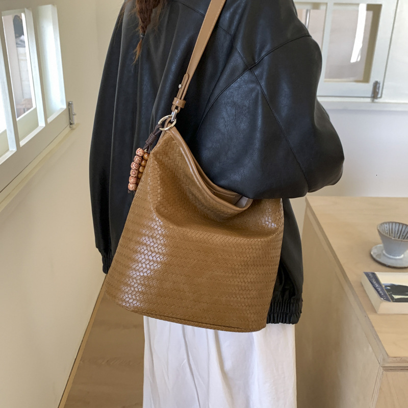 New winter fashion woven texture handbag, Korean retro bucket bag, trendy and versatile women's shoulder bag, luxurious designer bag