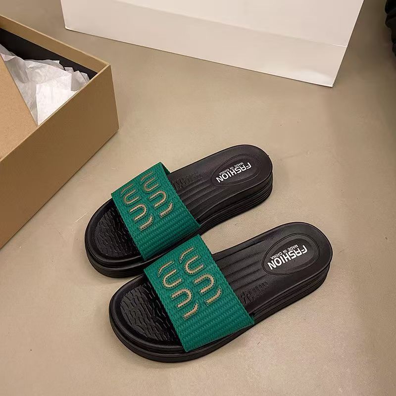The New Designer Women's Summer Outdoor Luxury Slippers For 2025 Feature Thick-soled And Anti-slip All-soft-soled Beach Sandals In A Trendy Red C
