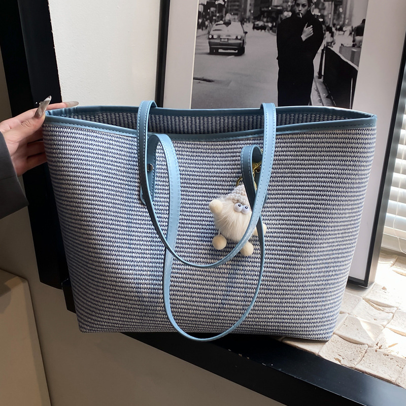 2025S Designer Women S Bag High End Commuting Large Capacity For Women New Shoulder Popular Western Style Beach Hand Held Tote Bag