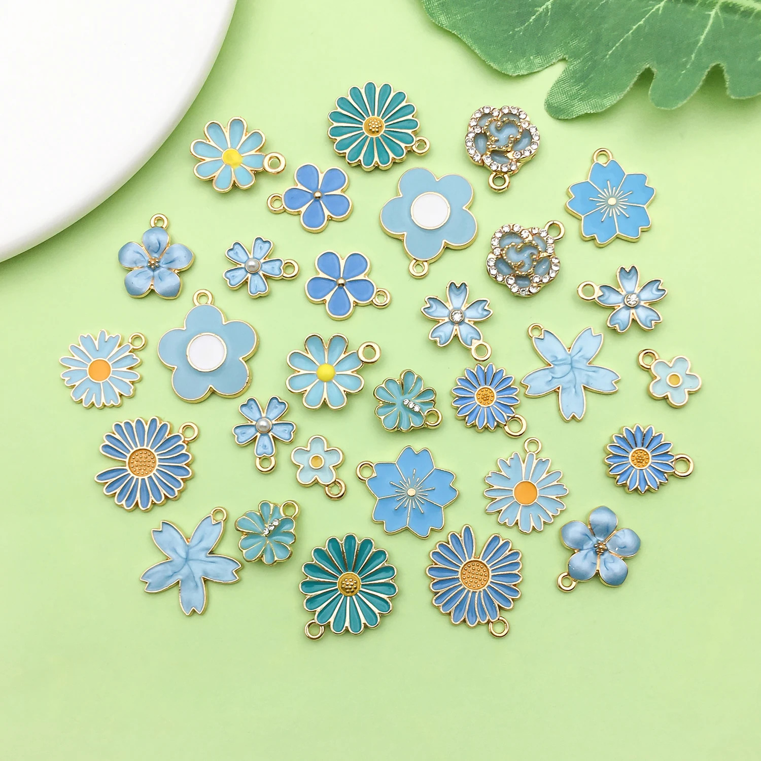 30 pieces of lake blue enamel flower decoration alloy small daisy cherry blossom sunflower pendant used for DIY jewelry accessories 250325